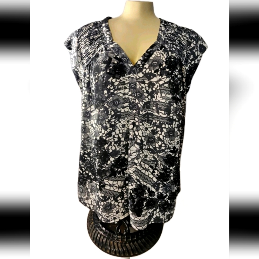Black Rainn Gray White Lightweight V neck Capped Sleeve Top Blouse Womens L NWT